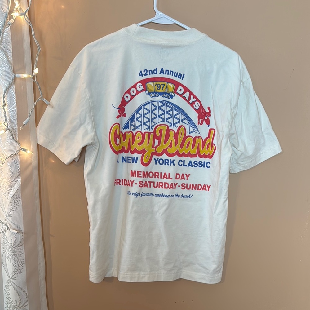 Hollister White Graphic Tee. 100% cotton. Never worn.